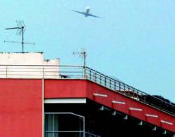 Avi&oacute; enlairant-se i girant des de la tercera pista de l'aeroport del Prat molt a prop de Gav&agrave; Mar